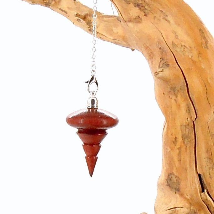 Pendule radiesthésie en padouk avec chainette et attache argentée.