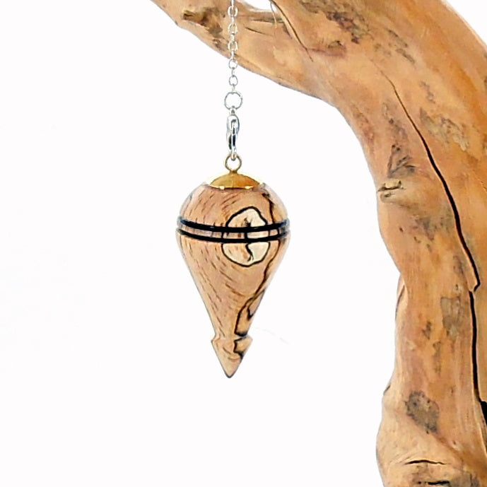 Pendule artisanal de radiesthésie en hêtre échauffé avec chainette et coupelle dorée.