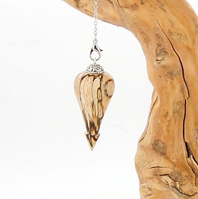Pendule artisanal de radiesthésie en hêtre échauffé avec chainette et coupelle métal.