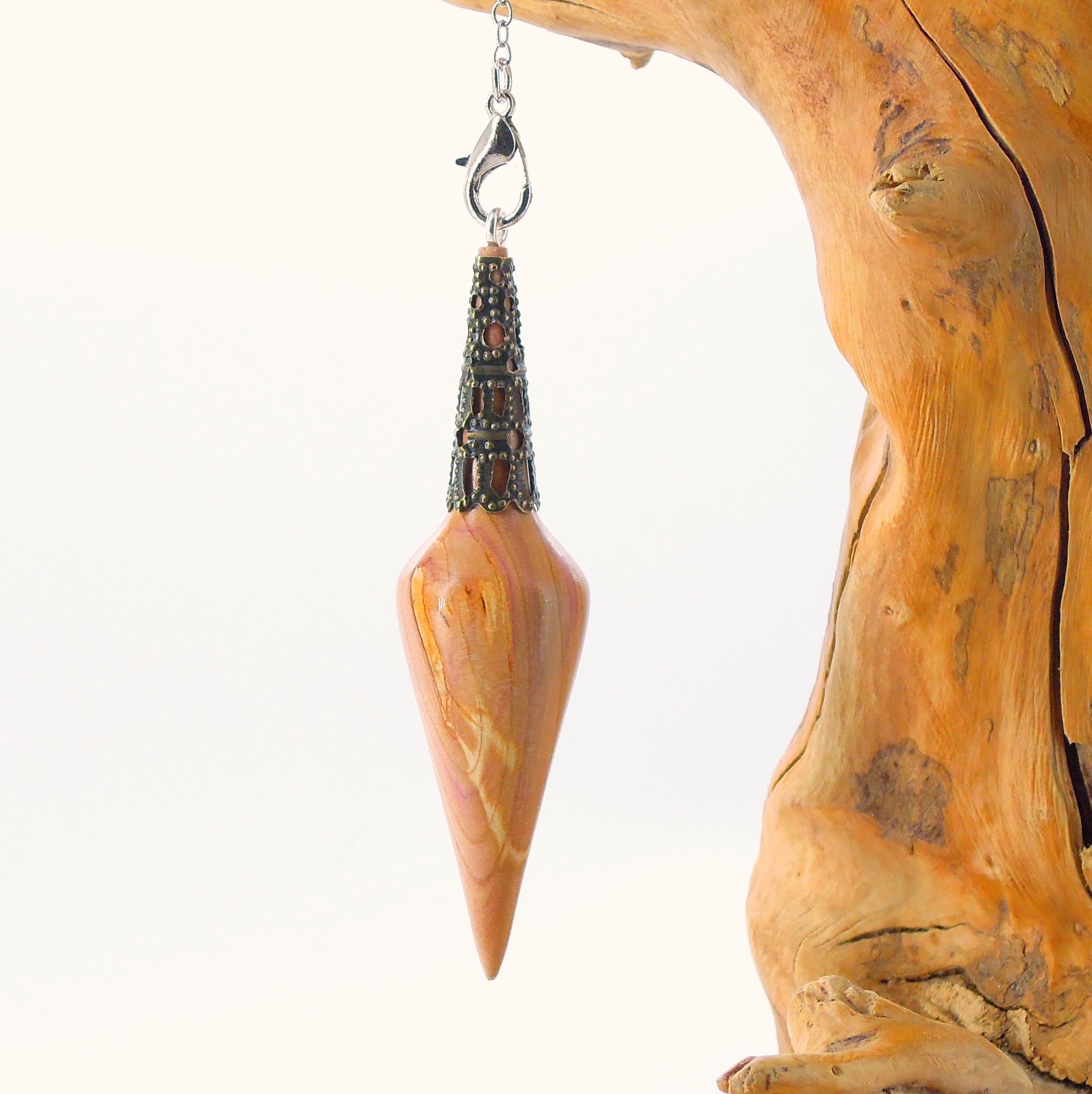 Pendule divinatoire artisanal en lilas.