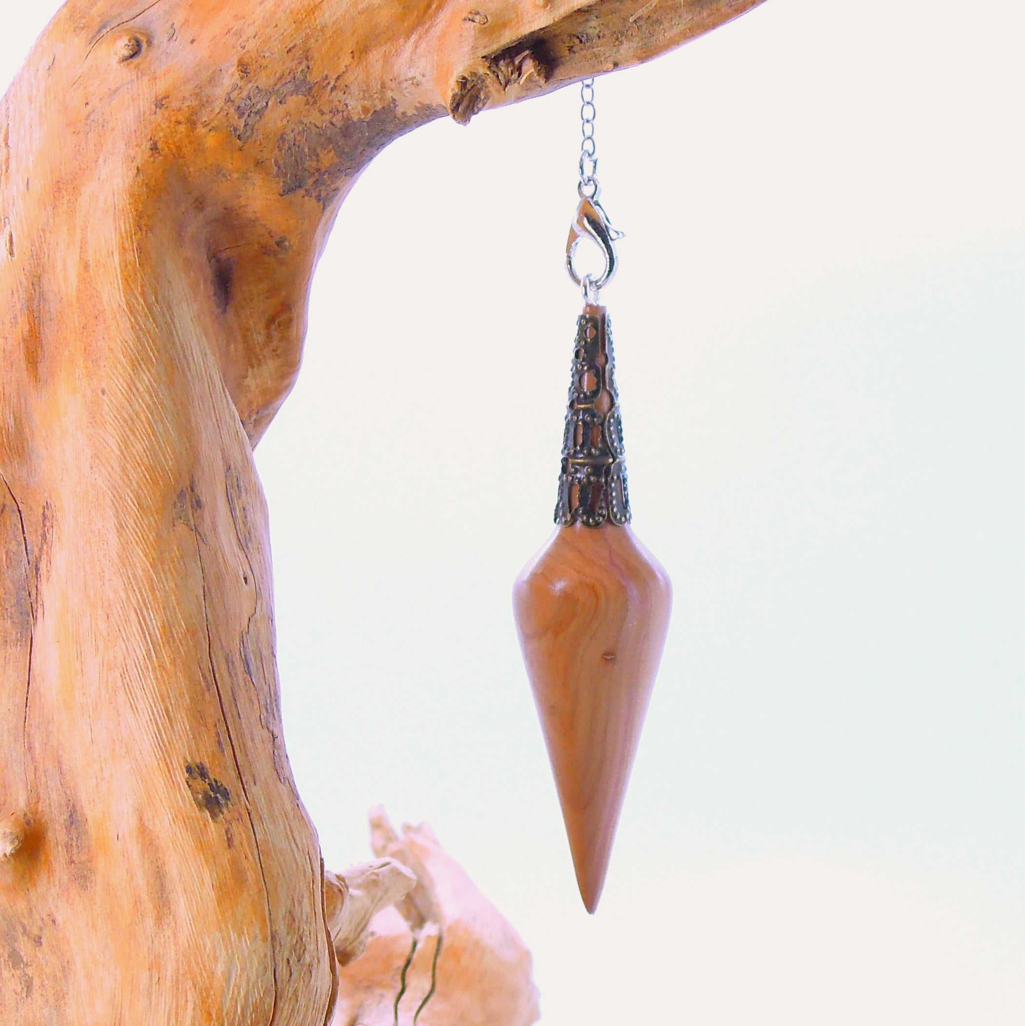 Pendule divinatoire artisanal en lilas.