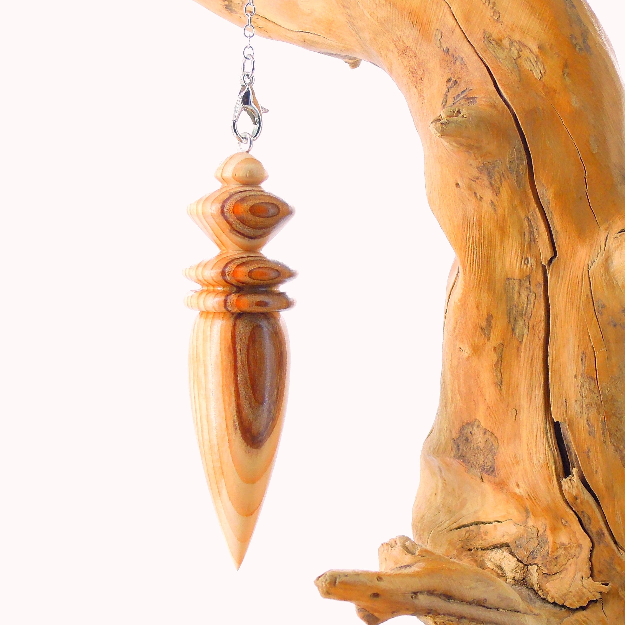 Pendule artisanal divinatoire en if avec chainette.