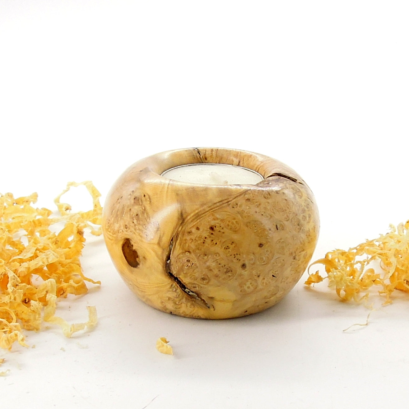 Bougeoir bois de buis de Bourgogne avec forte présence de loupe.