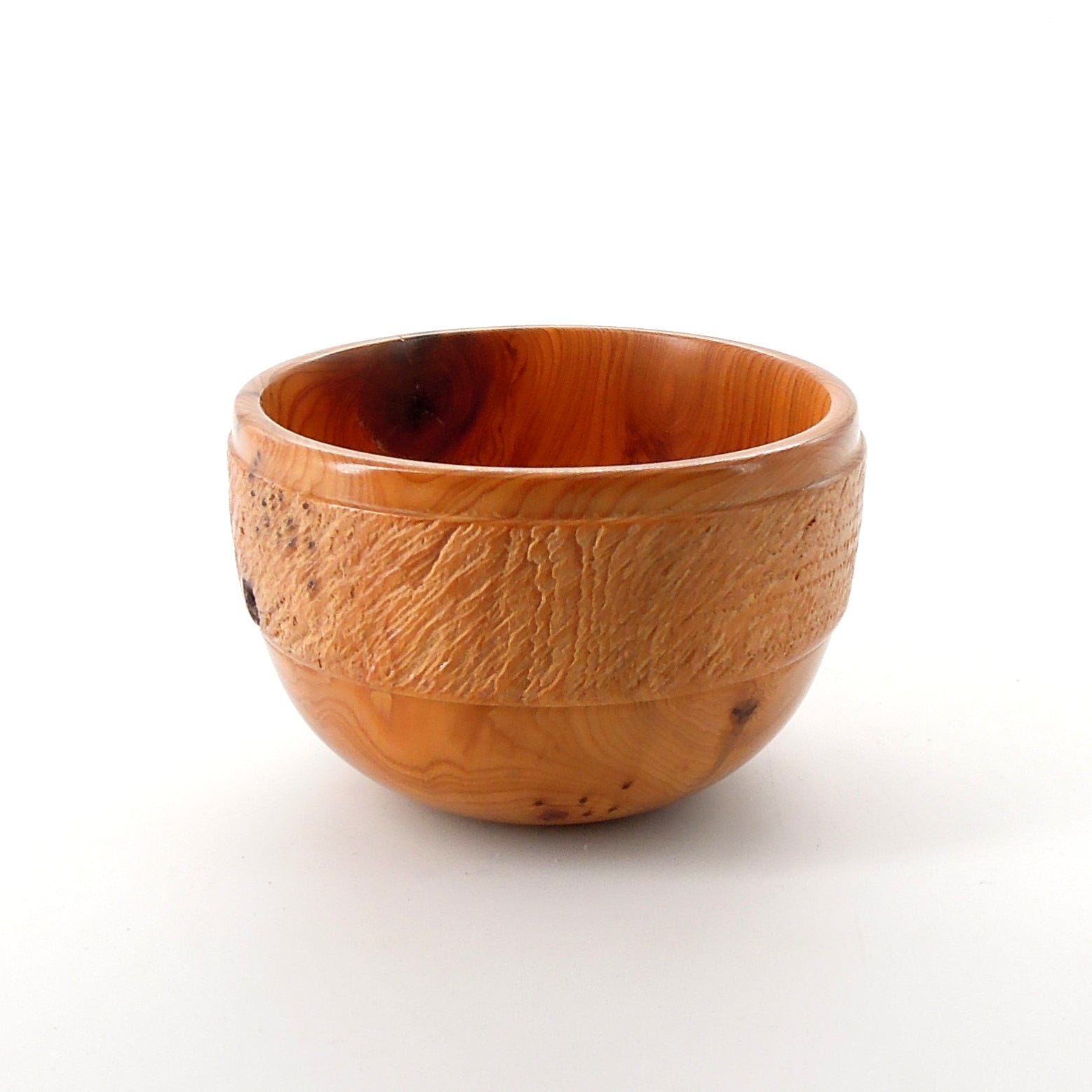 Coupe en bois d'if avec texturage.