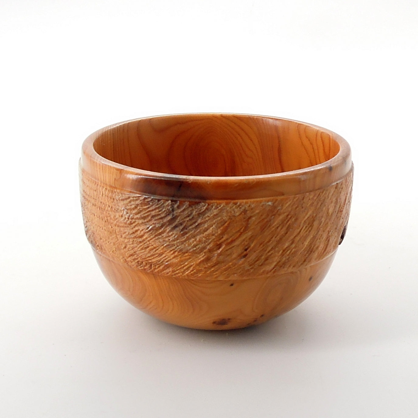 Coupe en bois d'if avec texturage.