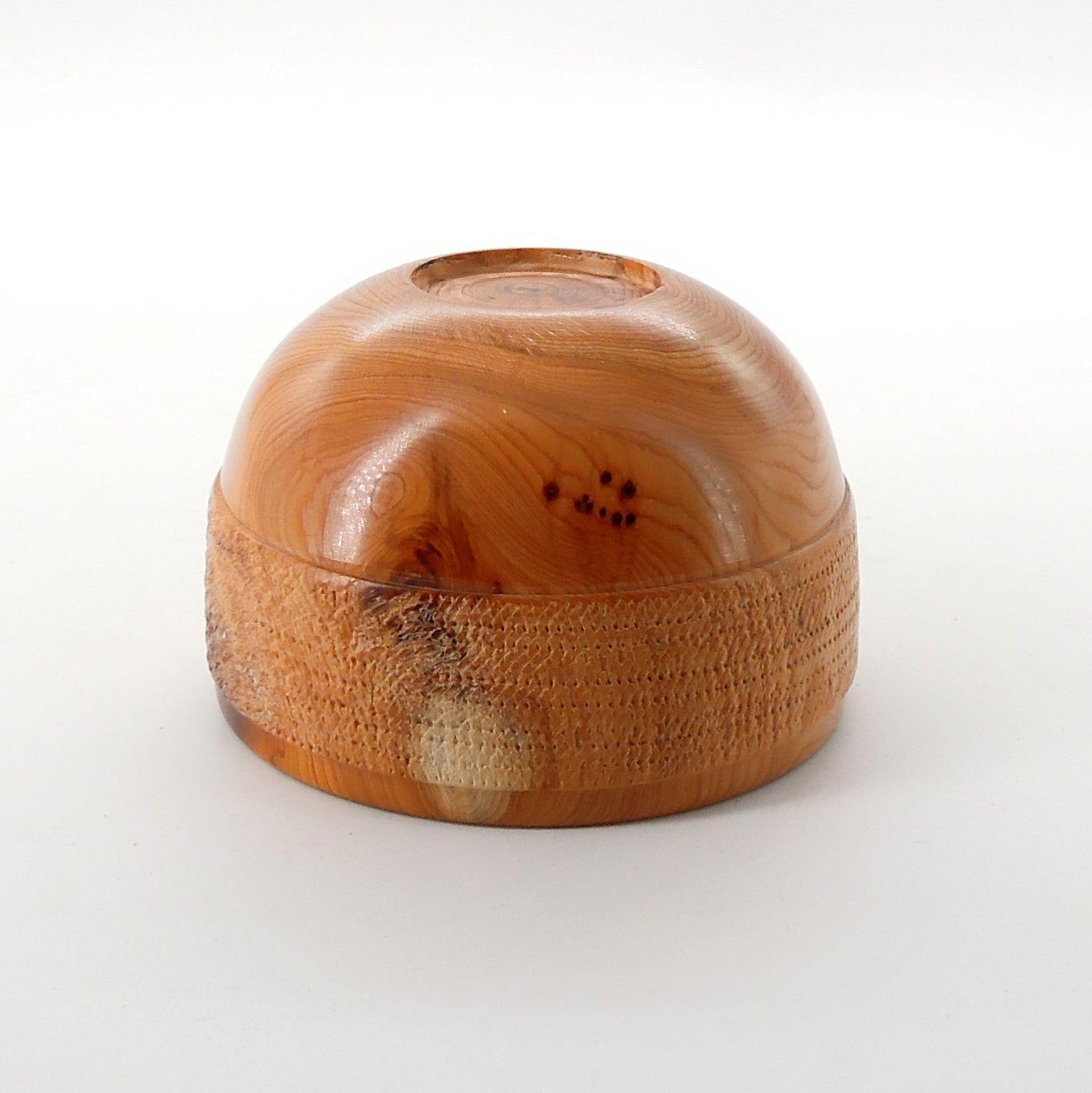 Coupe en bois d'if avec texturage.