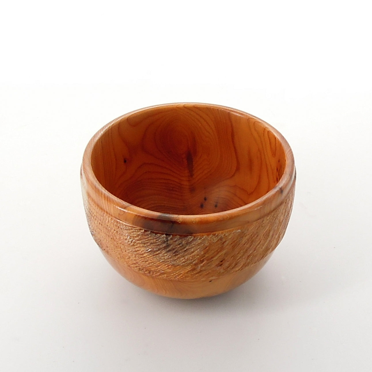 Coupe en bois d'if avec texturage.