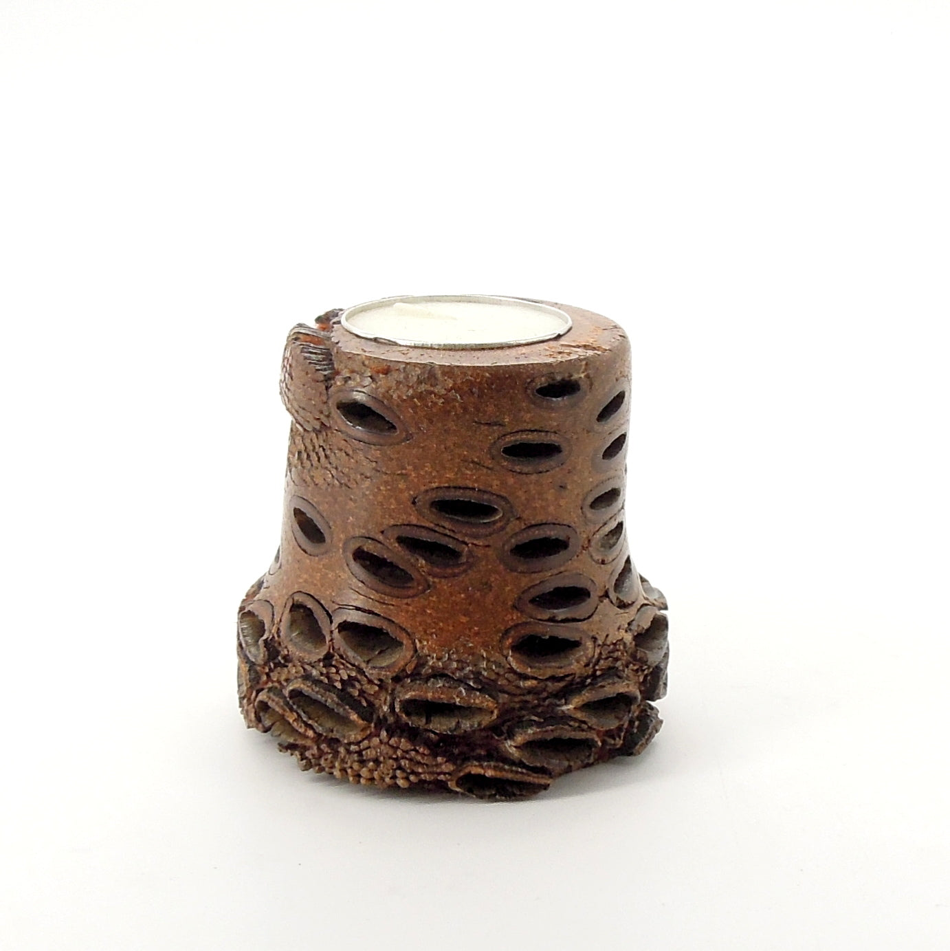 Bougeoir en noix de banksia.