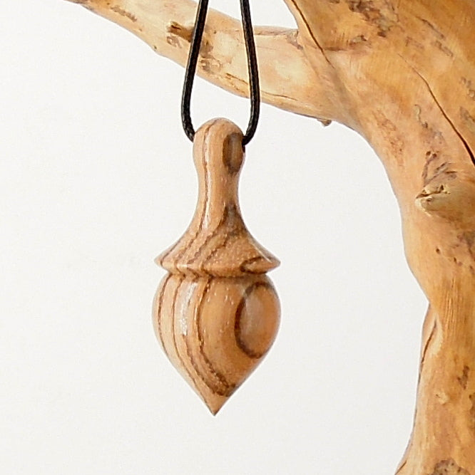 Pendule artisanal divinatoire en zébrano avec oeilleton.