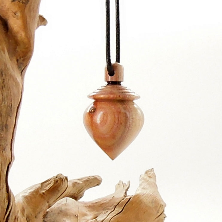 Pendule artisanal de radiesthésie en pêcher avec oeilleton.