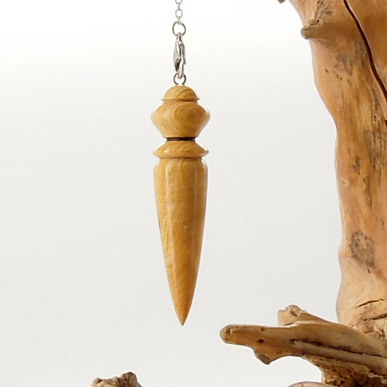 Pendule artisanal de radiesthésie en vieux buis avec chainette..