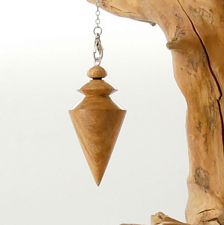 Pendule artisanal de radiesthésie en pêcher avec chainette.
