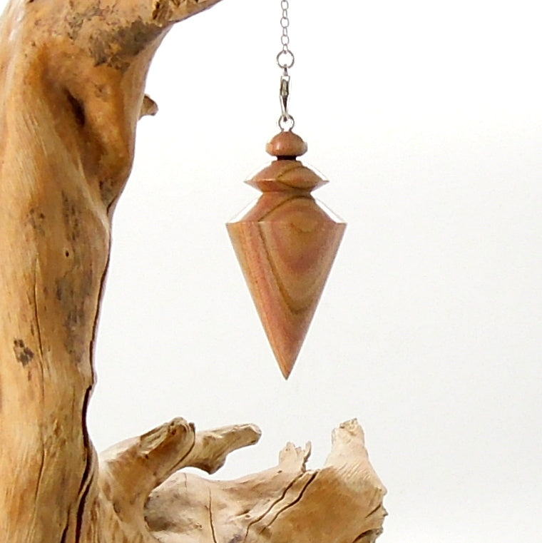 Pendule artisanal de radiesthésie en pêcher avec chainette.
