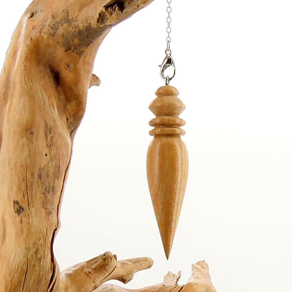 Pendule artisanal de radiesthésie en pêcher avec chainette.
