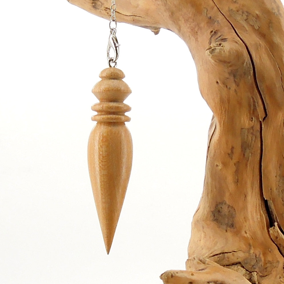 Pendule artisanal de radiesthésie en pêcher avec chainette.