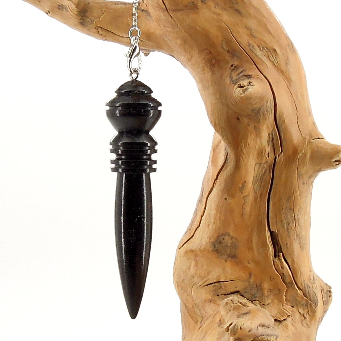 Pendule artisanal divinatoire de radiesthésie en ébène avec chainette.