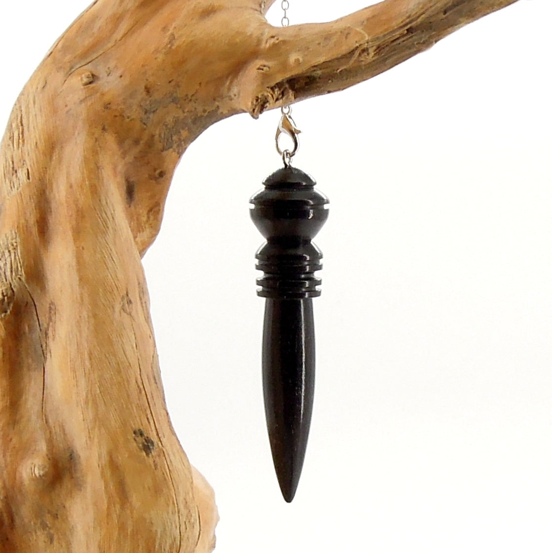 Pendule artisanal divinatoire de radiesthésie en ébène avec chainette.