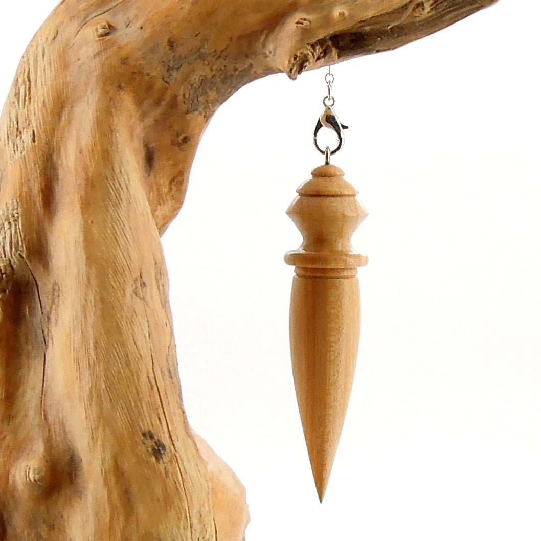 Pendule artisanal de radiesthésie en pêcher avec chainette.