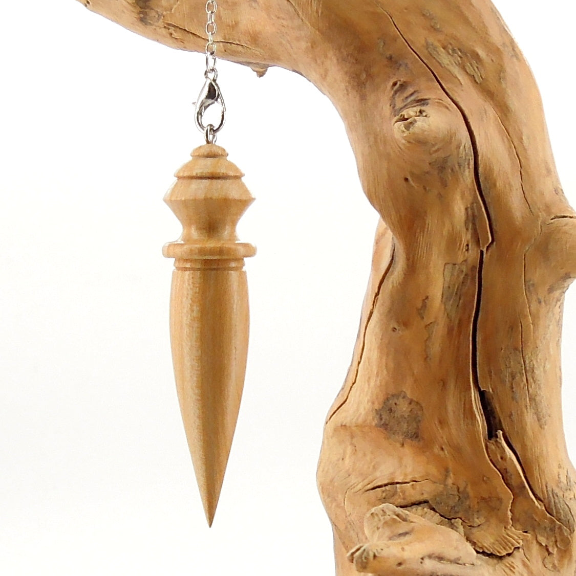 Pendule artisanal de radiesthésie en pêcher avec chainette.