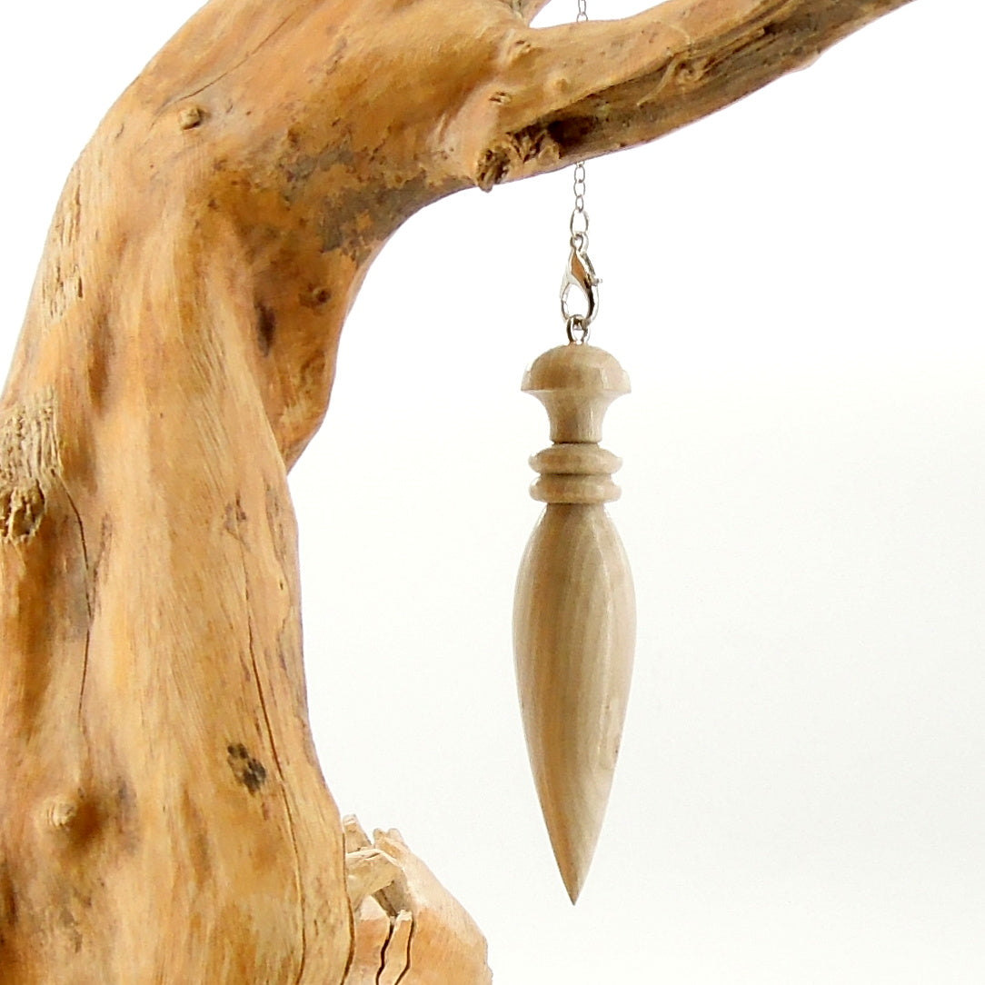 Pendule artisanal divinatoire en frêne avec chainette..