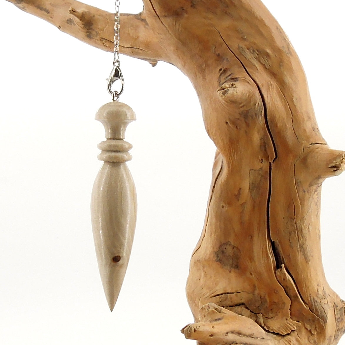 Pendule artisanal divinatoire en frêne avec chainette..