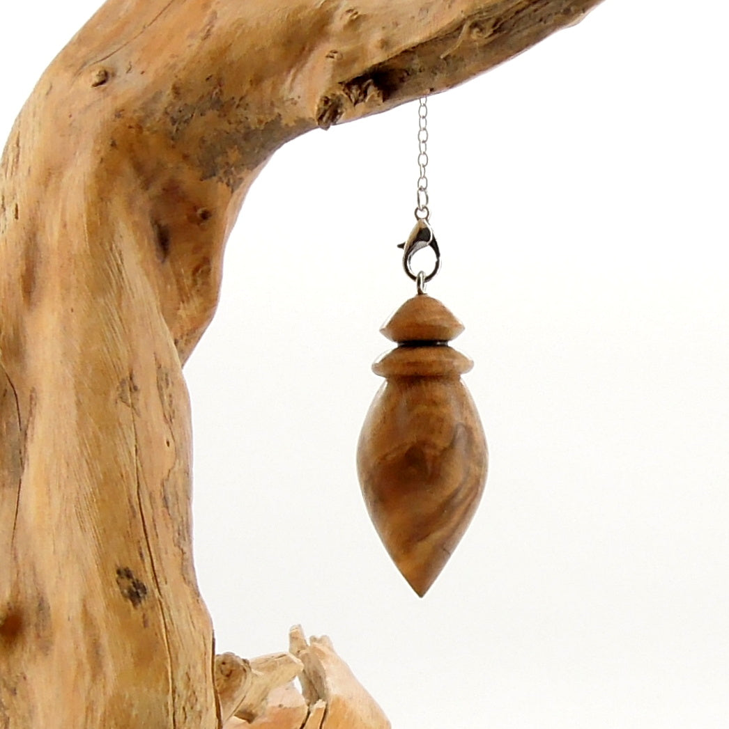 Pendule artisanal de radiesthésie en hêtre avec chainette.