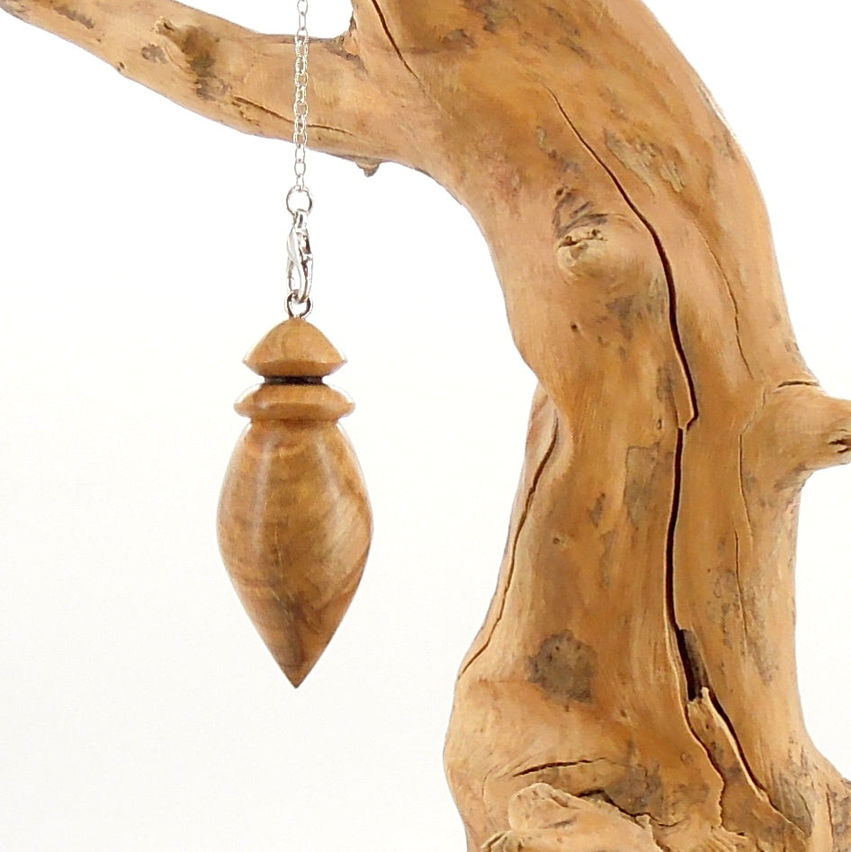 Pendule artisanal de radiesthésie en hêtre avec chainette.