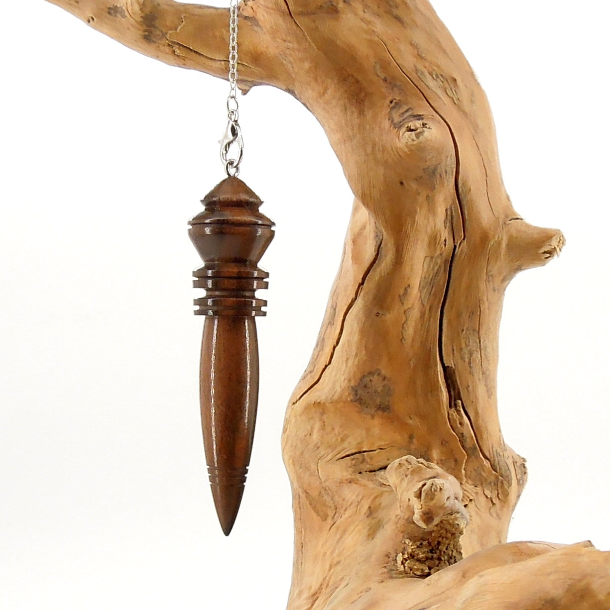 Pendule divinatoire en ébène de Macassar.