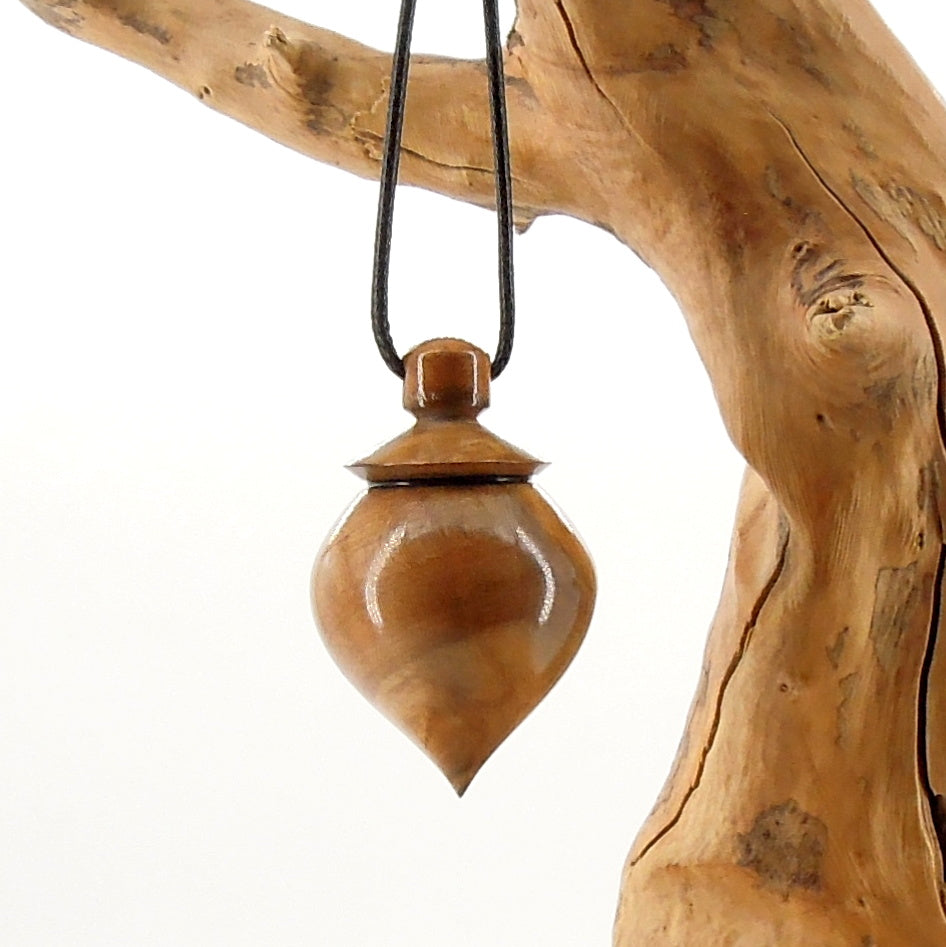 Pendule artisanal divinatoire en cicatrice de hêtre avec oeilleton.