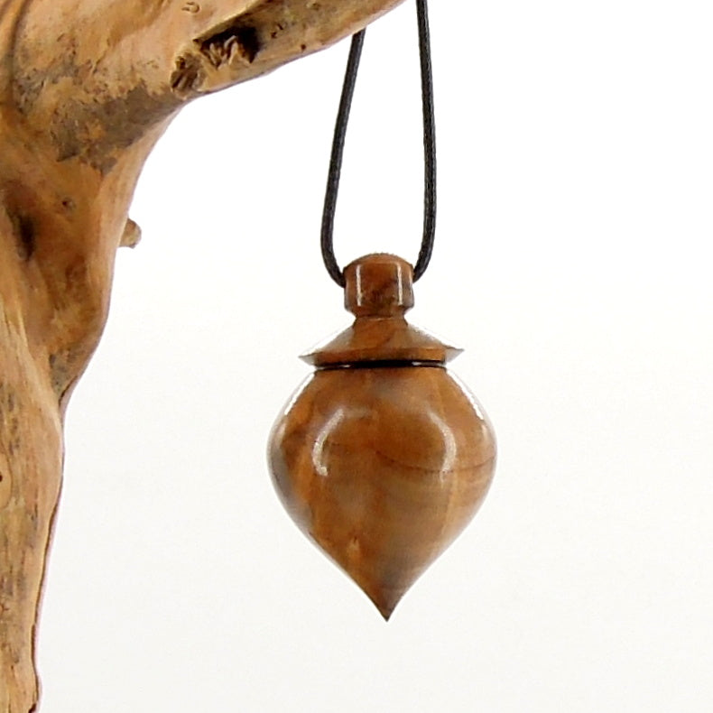 Pendule artisanal divinatoire en cicatrice de hêtre avec oeilleton.