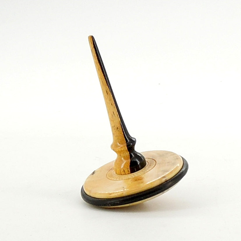 Toupie en bois de buis de Bourgogne, ébène et joint torique.