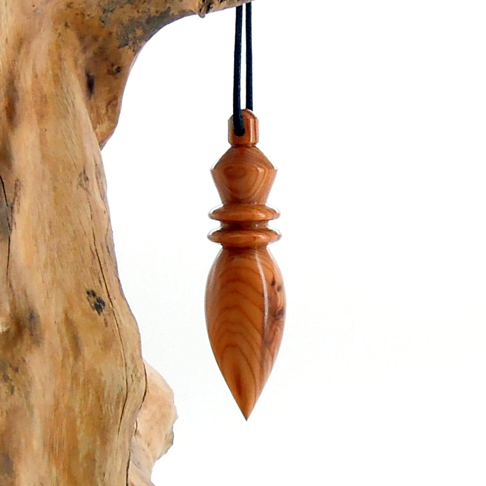 Pendule artisanal divinatoire en if avec oeilleton.