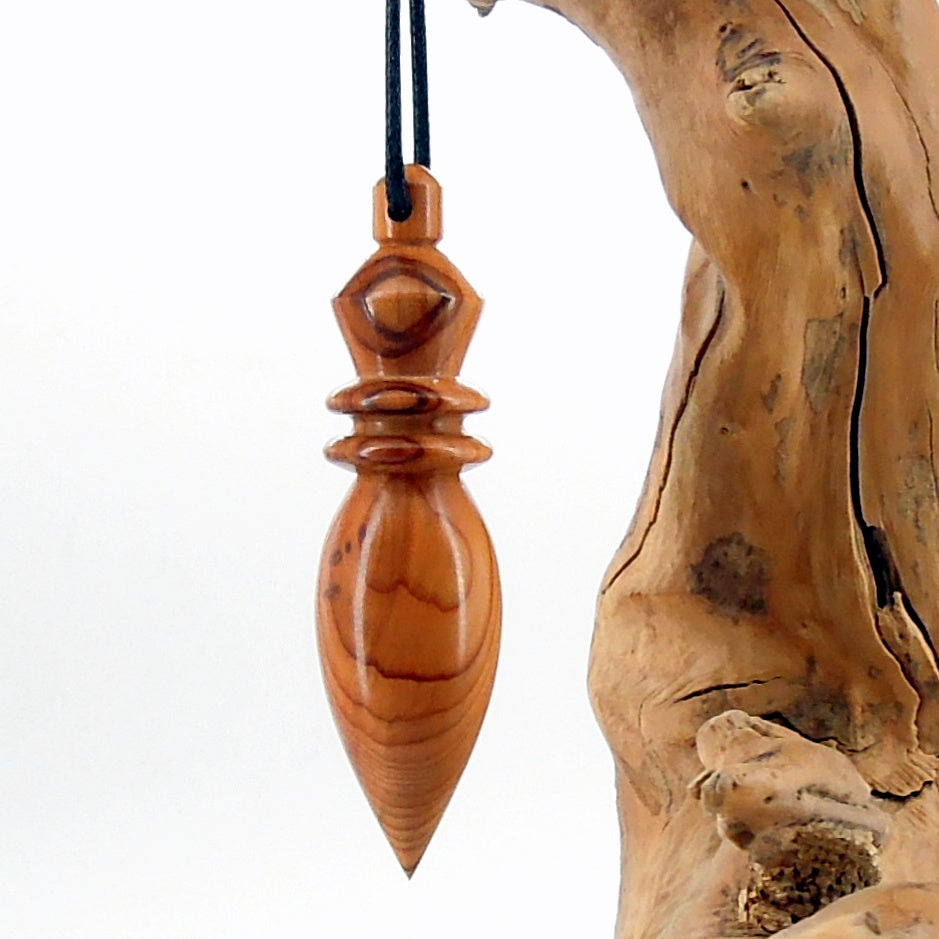 Pendule artisanal divinatoire en if avec oeilleton.