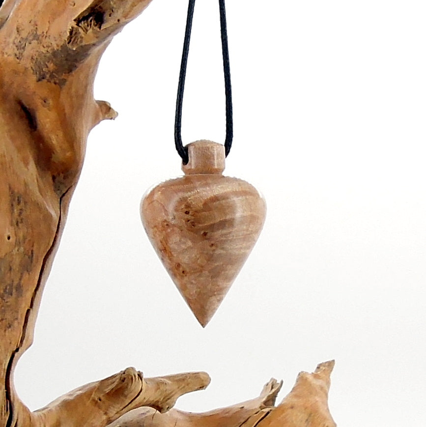 Pendule artisanal de radiesthésie en érable ondé avec oeilleton.