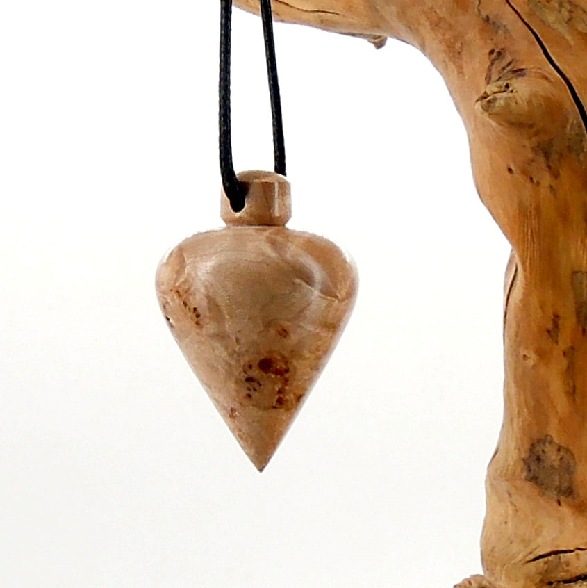 Pendule artisanal de radiesthésie en érable ondé avec oeilleton.