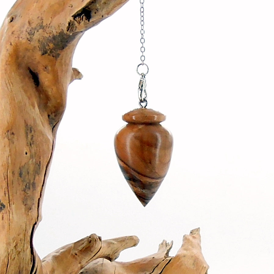 Pendule artisanal divinatoire en cicatrice de hêtre avec chainette.