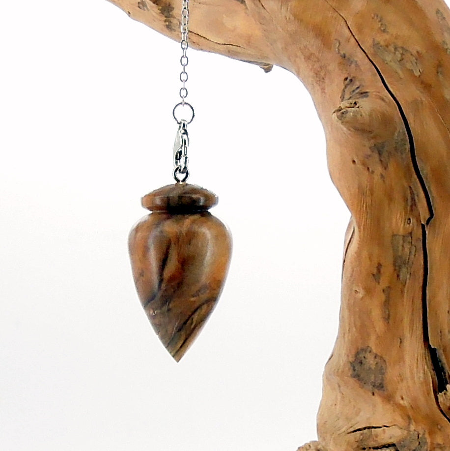 Pendule artisanal divinatoire en cicatrice de hêtre avec chainette.