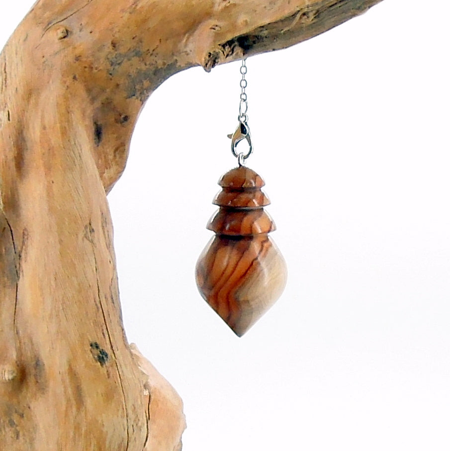 Pendule artisanal divinatoire en if avec chainette.