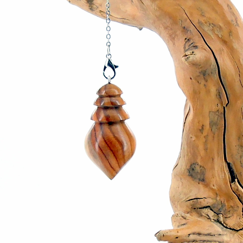 Pendule artisanal divinatoire en if avec chainette.