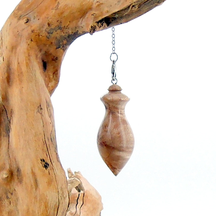 Pendule artisanal de radiesthésie en érable ondé avec chainette.