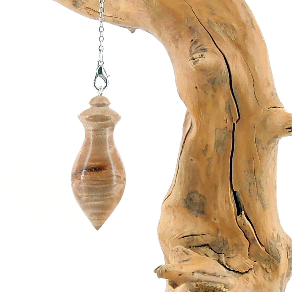 Pendule artisanal de radiesthésie en érable ondé avec chainette.