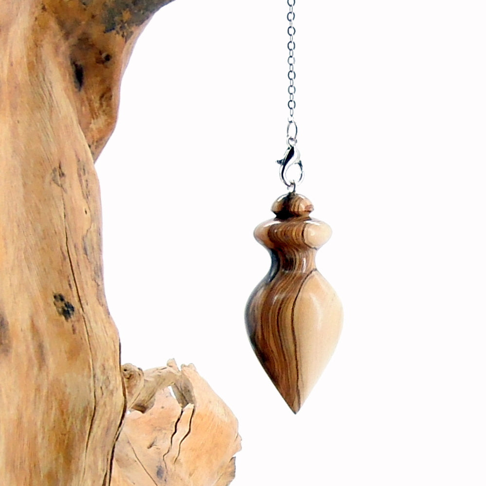 Pendule artisanal en olivier avec chainette.