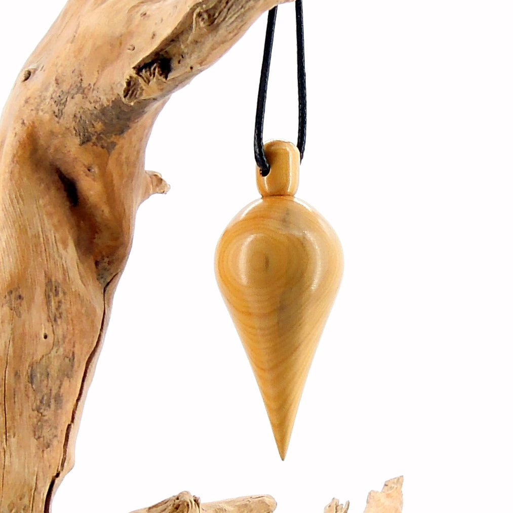 Pendule divinatoire artisanal en buis avec oeilleton