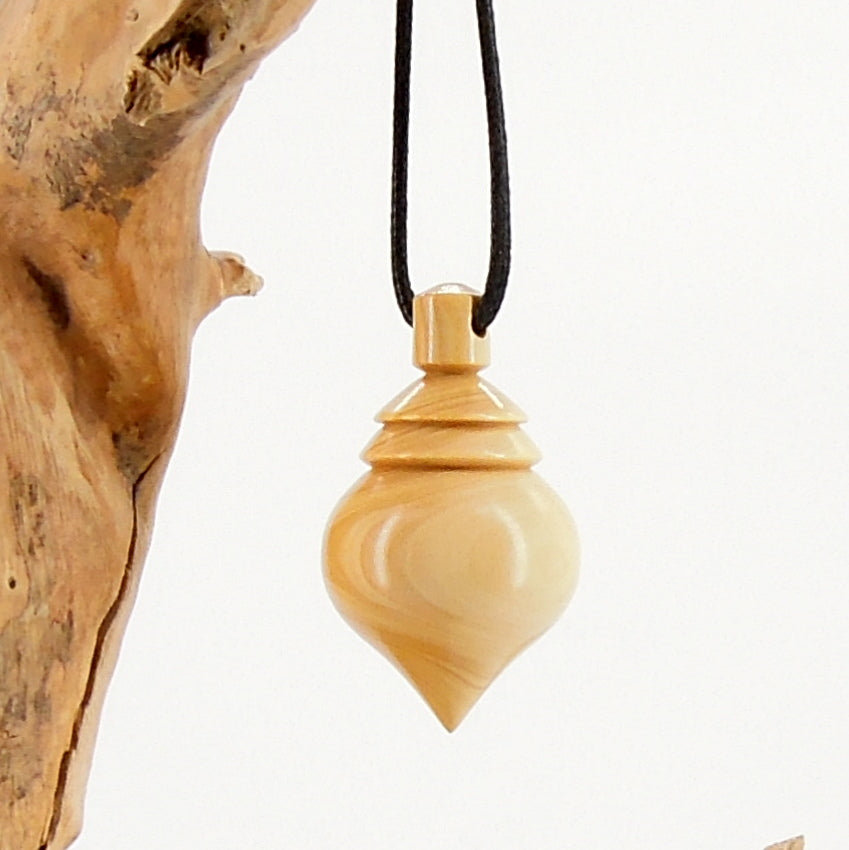 Pendule artisanal de radiesthésie en buis avec oeilleton.