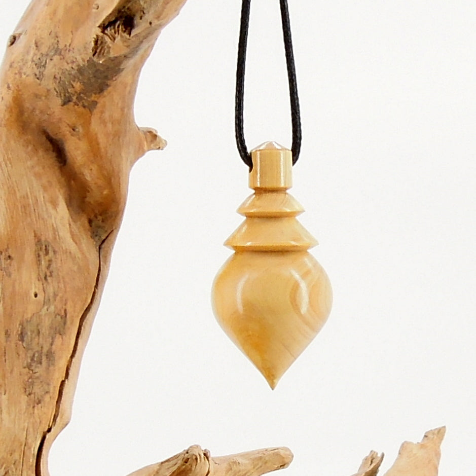 Pendule artisanal de radiesthésie en buis avec oeilleton.
