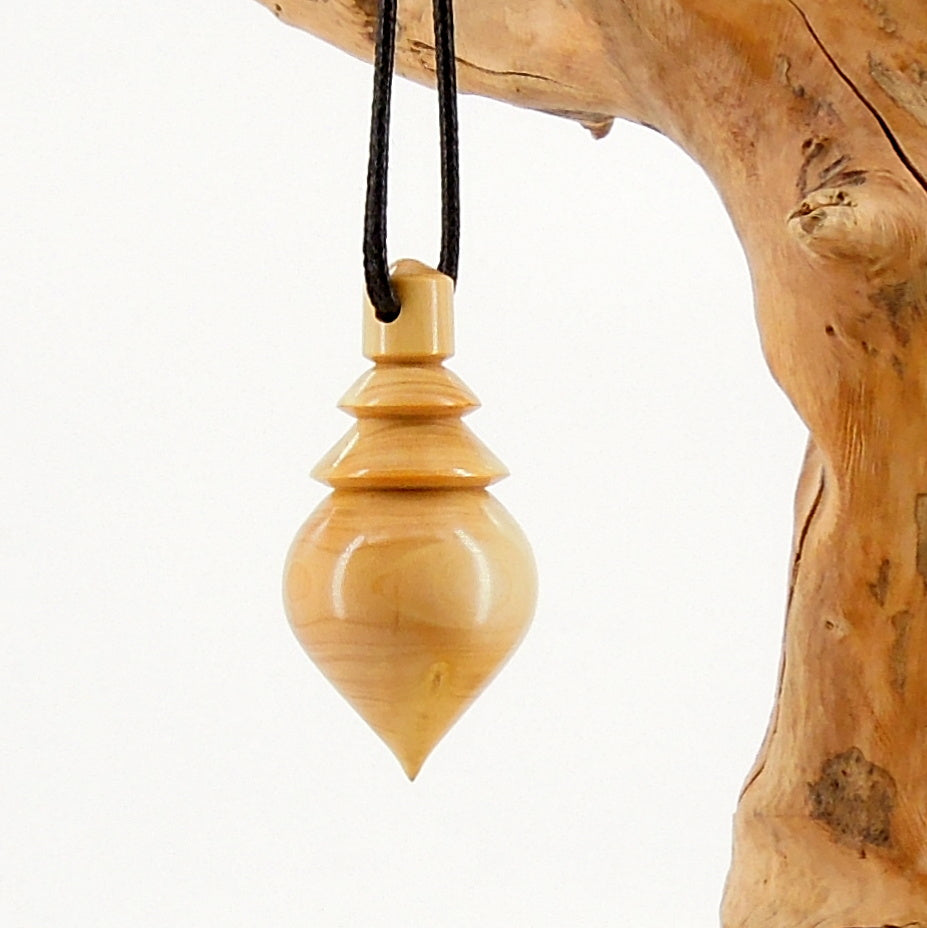 Pendule artisanal de radiesthésie en buis avec oeilleton.