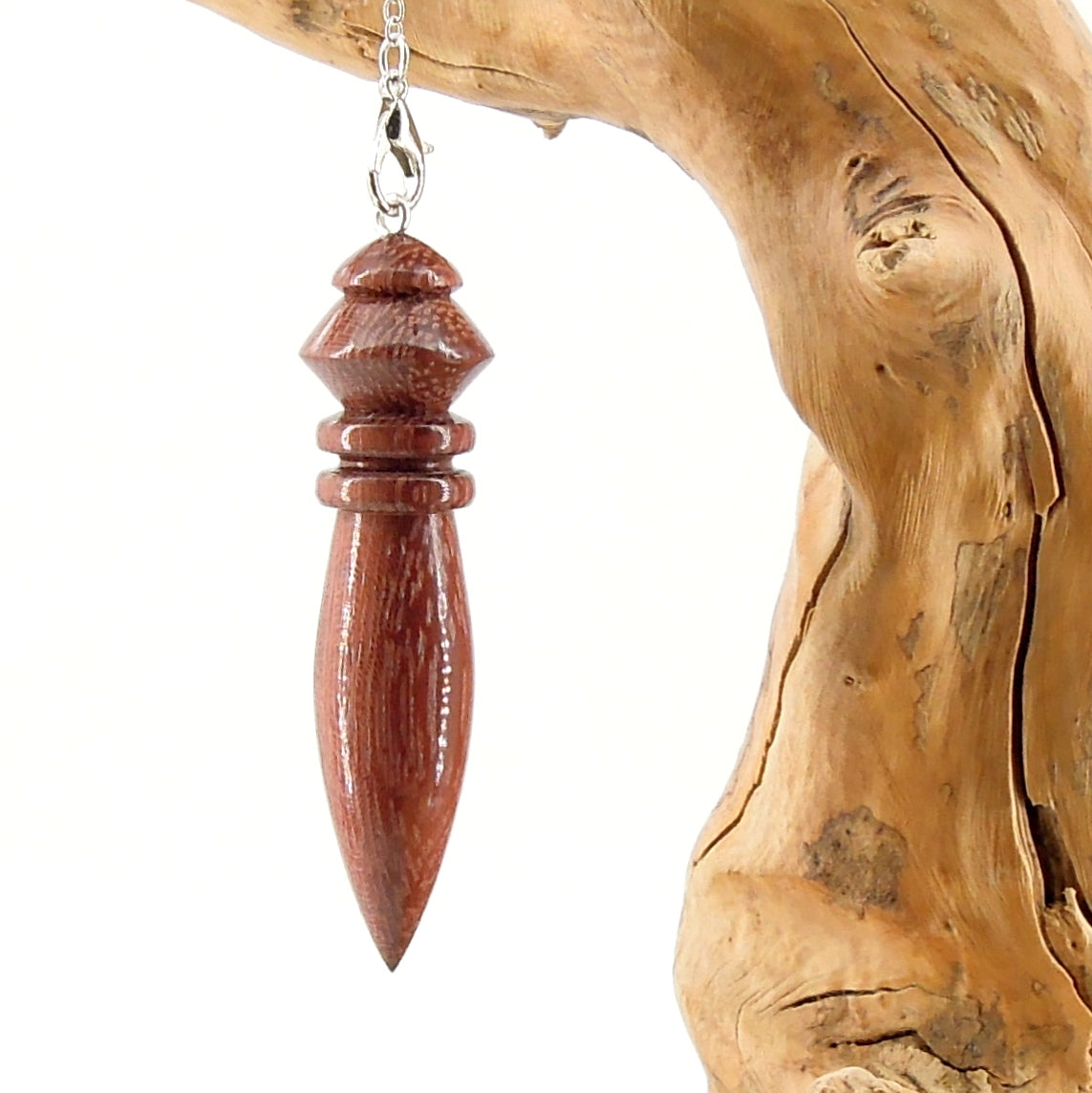 Pendule divinatoire artisanal en amarante.