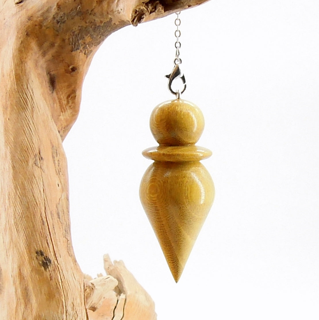 Pendule artisanal de radiesthésie en murier avec chainette.