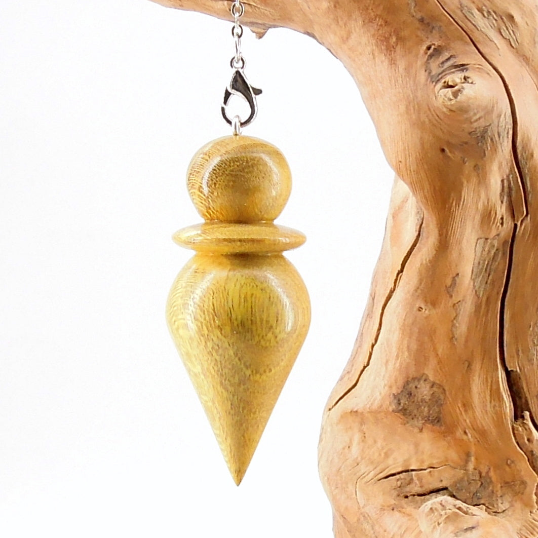 Pendule artisanal de radiesthésie en murier avec chainette.
