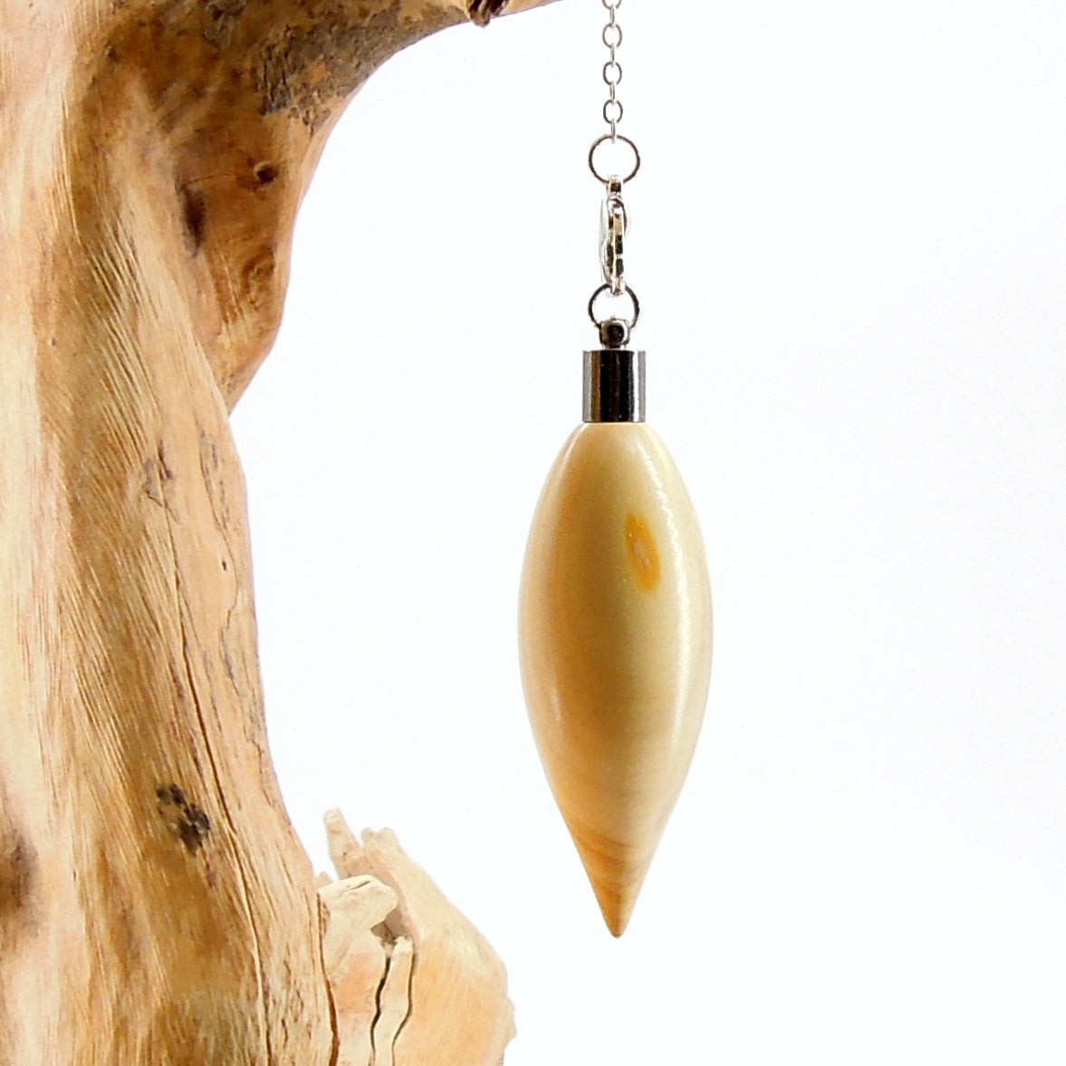 Pendule artisanal de radiesthésie en buis avec chainette.